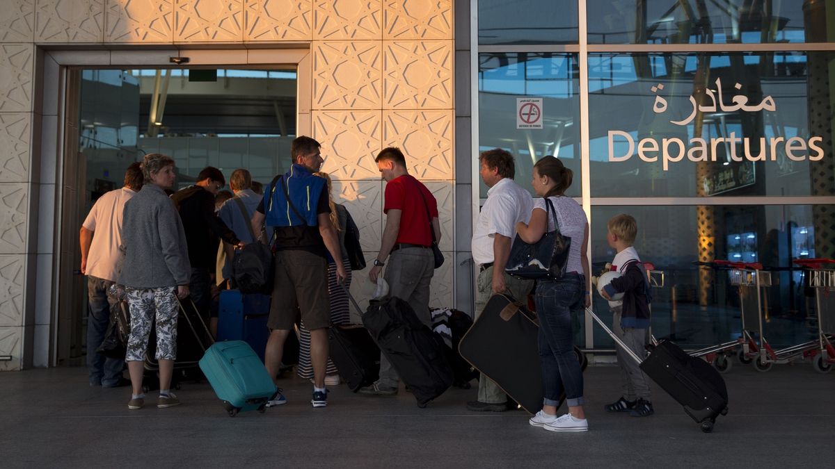 Brits stranded in Tunisia for almost three days after easyJet flight cancelled